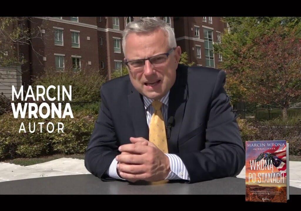 Marcin Wrona jako korespondent TVN w USA, w tle widoczny amerykański landmark, symbolizujący jego pracę.