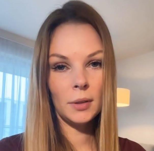 Małgorzata Tomaszewska w otoczeniu sugerującym edukację.