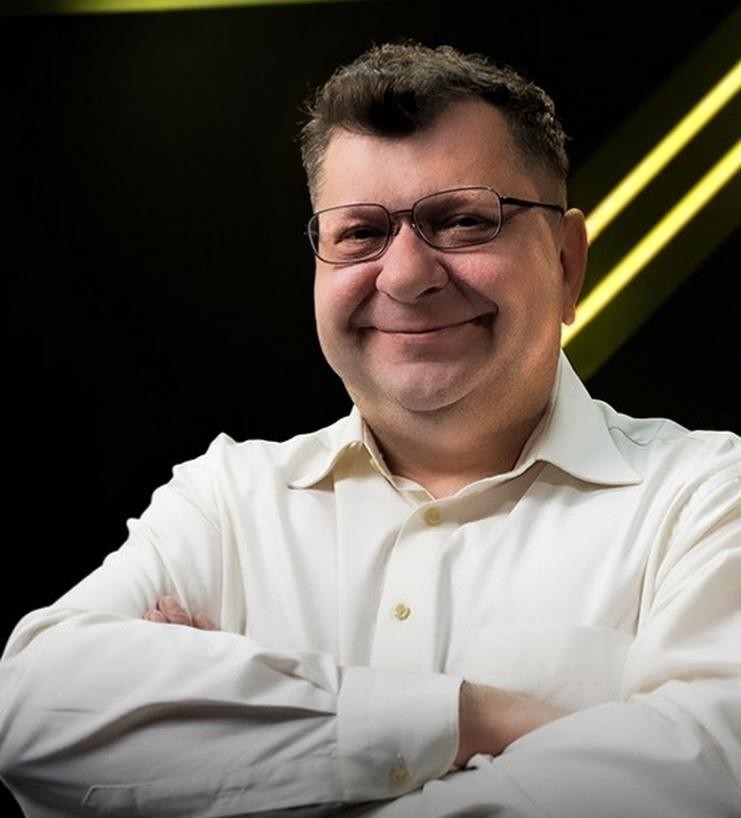 Alt: Zbigniew Stonoga podczas wystąpienia publicznego, z wyrazistą mimiką, symbolizującą jego bezkompromisowe podejście i zaangażowanie w sprawy społeczne.