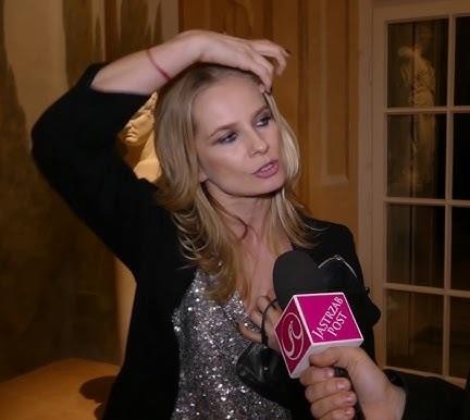 Magdalena Cielecka podczas występu na scenie, ukazująca intensywność i ekspresję aktorską.