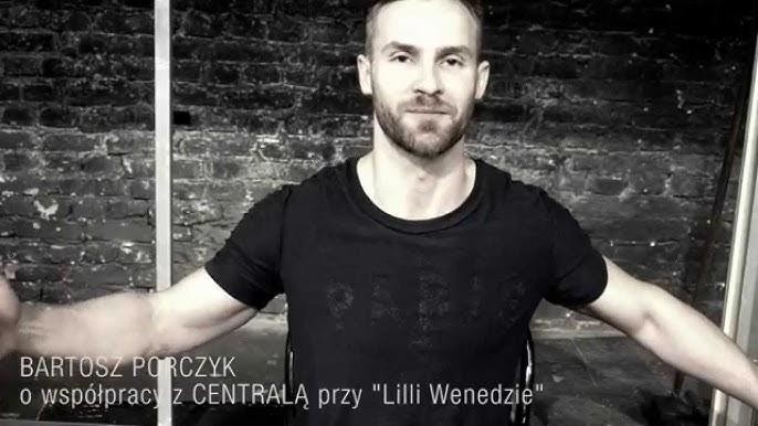 Bartosz Porczyk na scenie teatralnej, w dynamicznej pozie, oświetlony światłem reflektorów, oddający intensywność występu.
