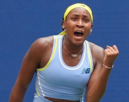 Coco Gauff z rodzicami, Coreyem i Candi Gauff, w ciepłym, rodzinnym ujęciu.