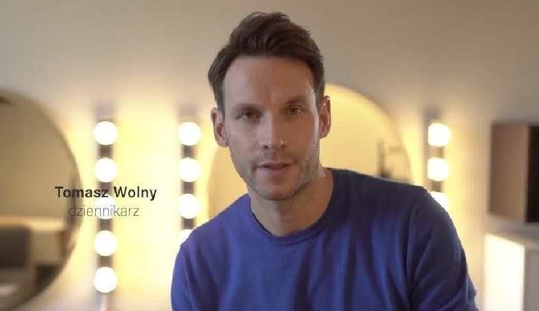 Tomasz Wolny z żoną Agatą Tomaszewską i trojgiem dzieci: Zofią, Tymonem i Halszką, w ciepłej, rodzinnej atmosferze.