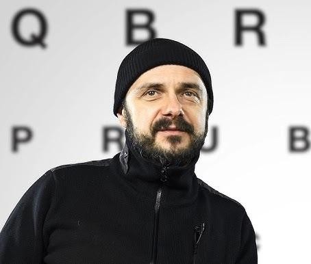 Arkadiusz Jakubik jako wokalista zespołu Dr Misio podczas koncertu.