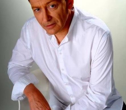 Jacek Borkowski w swoim domu w Radzyminie, ukazany w swobodnej, domowej atmosferze.