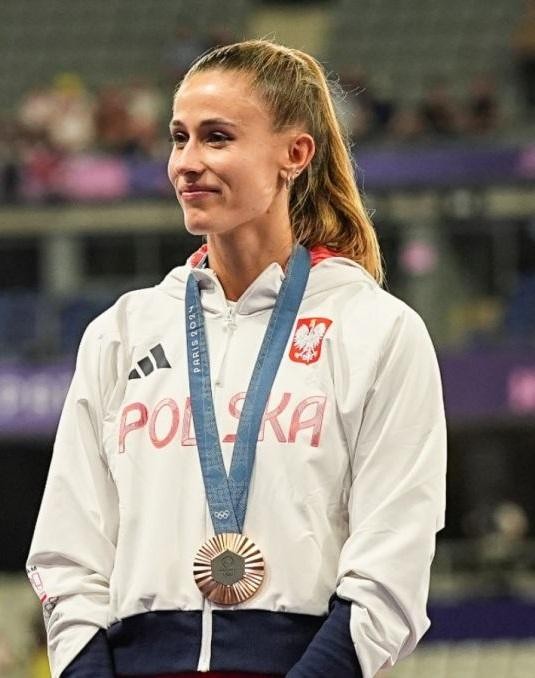 Natalia Bukowiecka podczas biegu, z wyrazem skupienia i wysiłku na twarzy.
