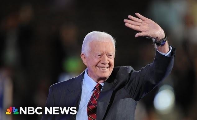 Jimmy Carter jako prezydent Stanów Zjednoczonych, ukazany w trakcie ważnego wydarzenia politycznego, podkreślający jego zaangażowanie w międzynarodową dyplomację.