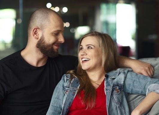 Maciej Pela w dynamicznej pozie tanecznej, ujęcie pełnopostaciowe, na tle sugerującym scenę lub studio tańca, podkreślające jego profesjonalizm i pasję.