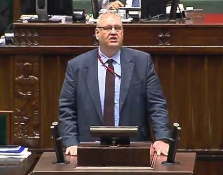 Abstrakcyjna wizualizacja władzy i wpływów w polskim wymiarze sprawiedliwości, symbolizująca połączenie prawa i polityki.