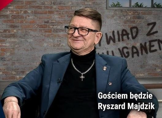 Scena z czasów PRL przedstawiająca ukryte drukowanie lub kolportaż podziemnej prasy, symbolizująca działalność opozycyjną.