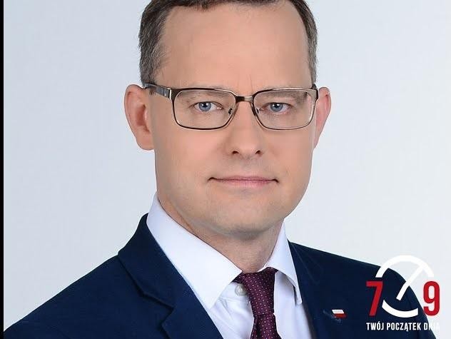 Symboliczne przedstawienie wymiaru sprawiedliwości, z wagą i młotkiem sędziowskim, w dynamicznej kompozycji.