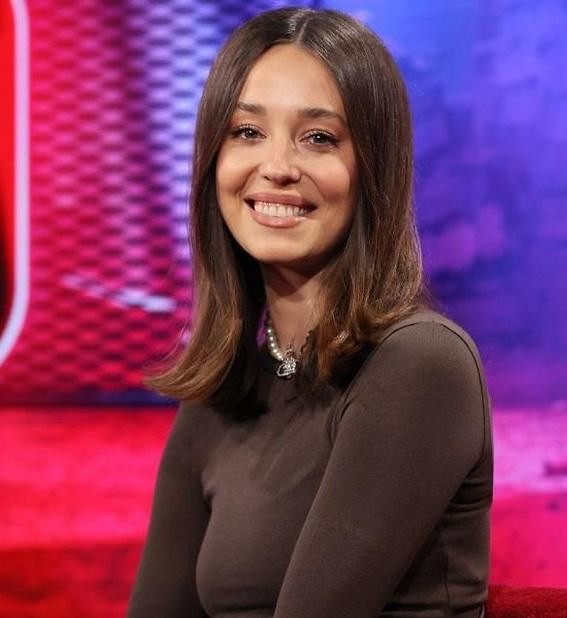 Izabella Krzan na planie programu telewizyjnego, pełna energii i charyzmy.