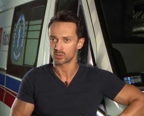 Rafał Cieszyński w codziennej sytuacji, ukazujący równowagę między życiem zawodowym a prywatnym, być może z rodziną.