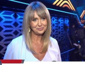 Ewa Wachowicz w górskiej scenerii, ubrana w sprzęt wspinaczkowy, symbolizująca jej pasję do wspinaczki i zdobycie 