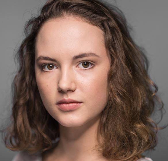 Martyna Byczkowska w dynamicznej scenie z serialu lub filmu, ukazująca jej umiejętności aktorskie i głębię emocjonalną.