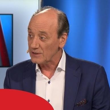 Dariusz Szpakowski w akcji, komentujący mecz z charakterystyczną dla siebie pasją i zaangażowaniem.