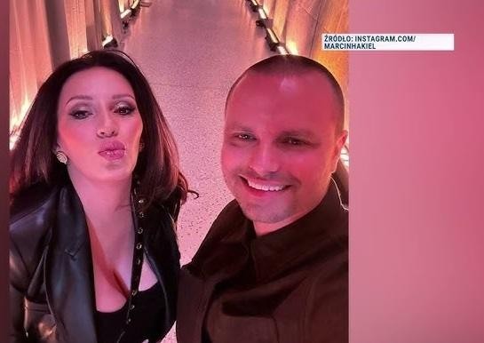 Marcin Hakiel z dziećmi, synem Adamem i córką Heleną, w ciepłej, rodzinnej scenie, ukazującej jego rolę jako ojca.