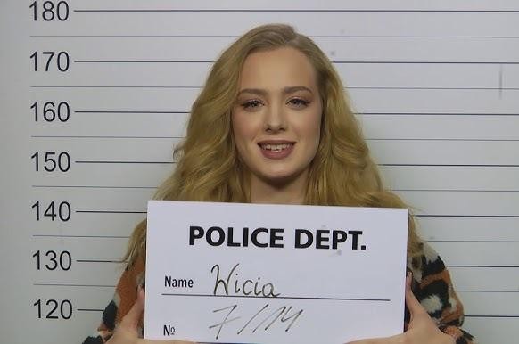 Wiktoria Gąsiewska na planie filmowym, w naturalnej pozie, otoczona elementami scenografii.