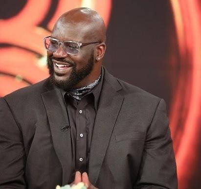 Shaquille O'Neal poza boiskiem koszykarskim, prezentujący swoje talenty jako raper, aktor lub przedsiębiorca.