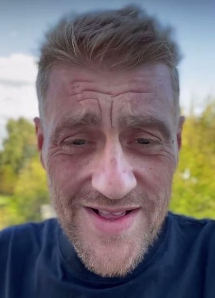 Tomasz Jakubiak w refleksyjnej pozie, nawiązującej do jego walki z chorobą, ukazujący siłę i determinację.