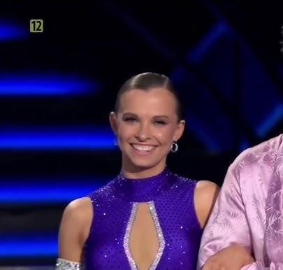 Ola Filipek w swobodnej, prywatnej scenerii, uśmiechnięta i zrelaksowana, symbolizująca równowagę między życiem zawodowym a prywatnym.