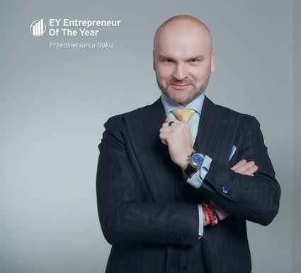 Rafał Brzoska w dynamicznej pozie, symbolizującej innowację i przywództwo w biznesie.