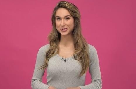 Alt: Ida Nowakowska uśmiechnięta, z elementami mediów społecznościowych w tle, symbolizującymi jej aktywność na Instagramie.