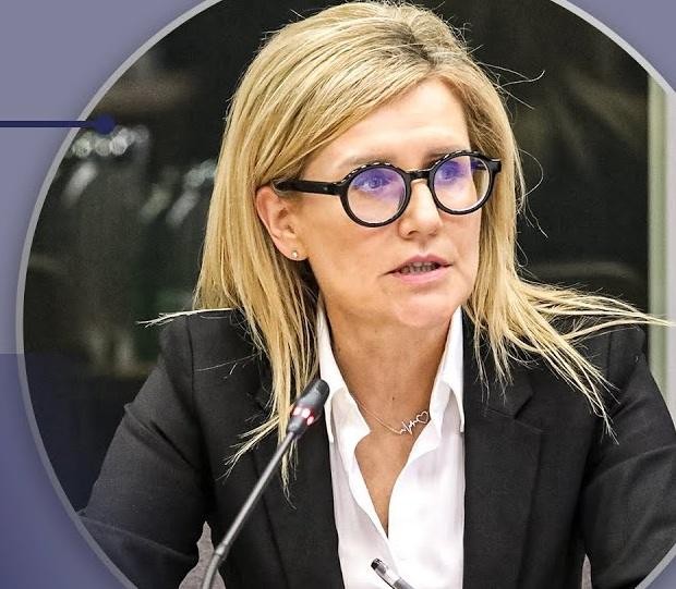 Portret Ewy Wrzosek, polskiej prokurator, z poważnym i zdeterminowanym wyrazem twarzy, symbolizujący jej niezłomną postawę.