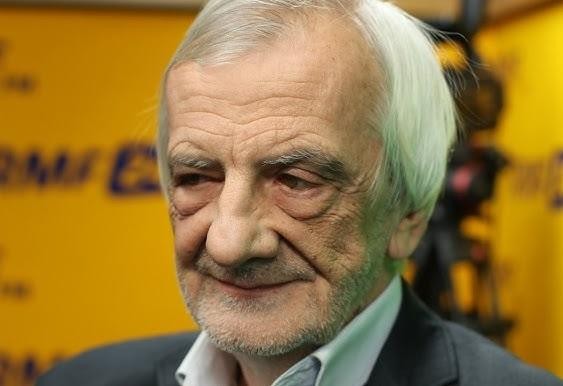 Ryszard Terlecki podczas publicznego wystąpienia lub debaty, z wyrazem zaangażowania, podkreślającym jego rozpoznawalność jako polityka.
