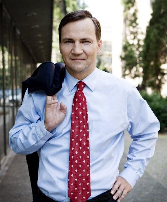 Radosław Sikorski podczas spotkania dyplomatycznego, aktywnie uczestniczący w rozmowie, podkreślający swoją rolę w polityce zagranicznej.