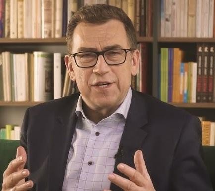 Maciej Orłoś z czwórką swoich dzieci: dwoma synami z drugiego małżeństwa oraz synem i córką z trzeciego, w swobodnej, rodzinnej atmosferze.