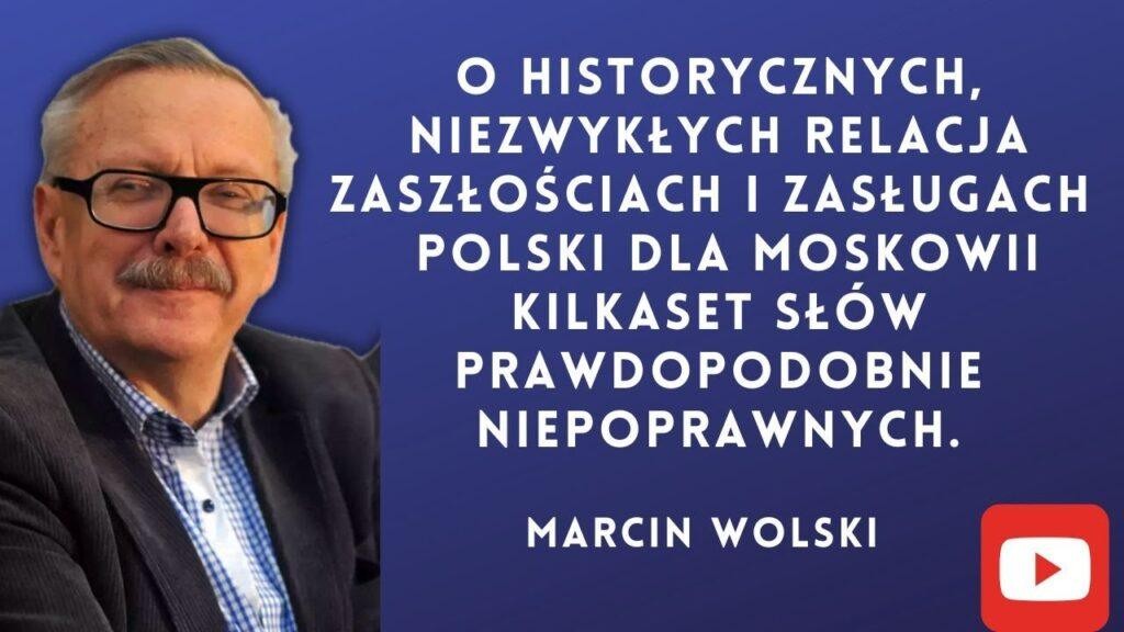 Grafika przedstawiająca różnorodne aspekty kariery Marcina Wolskiego: dziennikarstwo, literaturę i satyrę, z elementami mikrofonu, otwartej książki i subtelnego humoru.