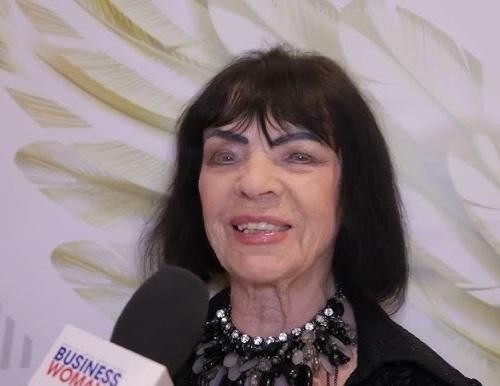 Czarno-biała fotografia Sławy Przybylskiej podczas występu na scenie w latach 50. lub 60., ukazująca jej pasję i ekspresję.
