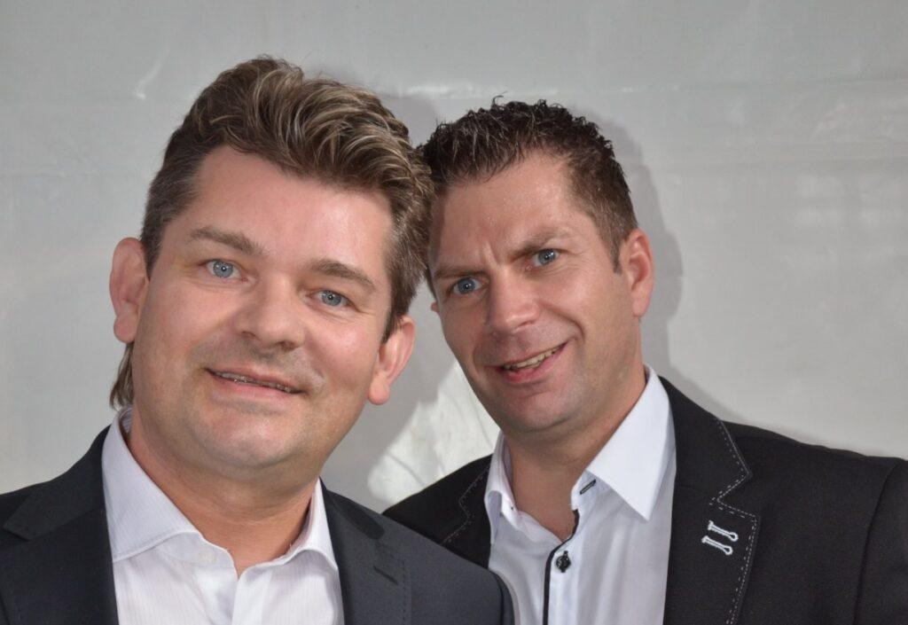 Ryszard Warot, klawiszowiec zespołu Akcent, podczas dynamicznego występu na scenie.