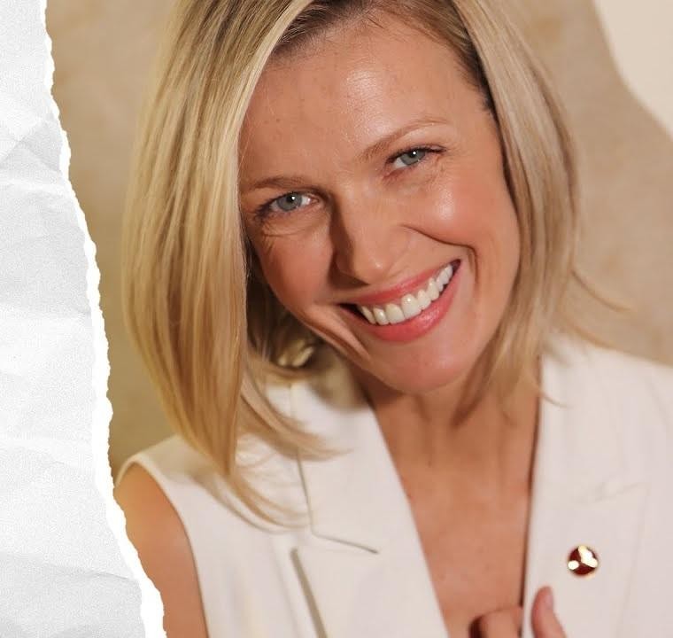 Magda Mołek podczas nagrywania programu, uśmiechnięta i pełna energii, w profesjonalnym studiu telewizyjnym.
