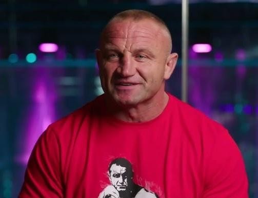 Zrzut ekranu z profilu Instagram Mariusza Pudzianowskiego, prezentujący zdjęcia z treningów, walk MMA i podróży.