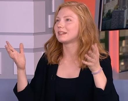 Edyta Torhan na planie filmowym lub za kulisami teatru, ukazana w naturalnej sytuacji, z widoczną pasją do pracy.