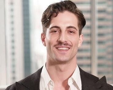 Damiano David w swobodnej, rodzinnej atmosferze ze swoim starszym bratem Jacopo, ukazujący prywatną stronę życia wokalisty.