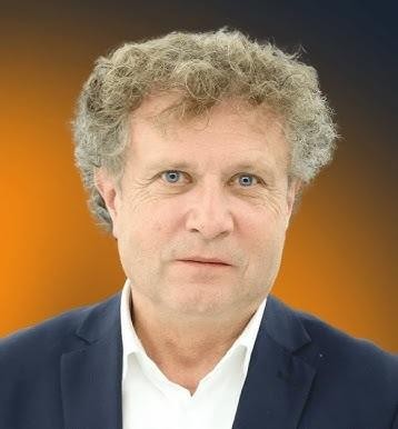 Jacek Karnowski podczas uprawiania żeglarstwa, narciarstwa lub aktywności związanej z WOPR, ukazujący jego pasje pozapolityczne.