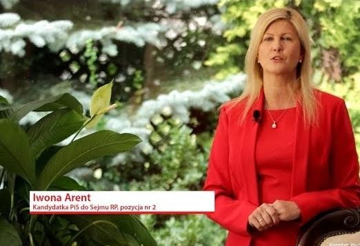 Iwona Arent podczas spotkania z wyborcami lub wystąpienia publicznego, ukazująca jej aktywność polityczną w regionie warmińsko-mazurskim.