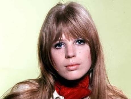 Marianne Faithfull w późniejszym okresie kariery, ukazująca jej dojrzałość artystyczną i siłę charakteru.