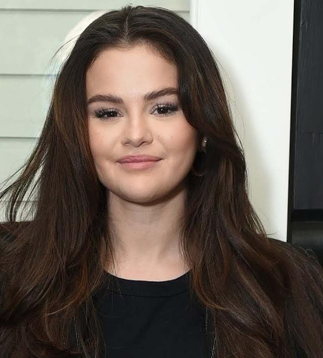 Selena Gomez aktywnie korzystająca z mediów społecznościowych, symbolizująca jej wpływ na Instagramie i zaangażowanie w promowanie zdrowia psychicznego.