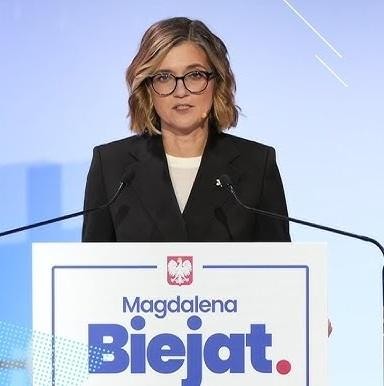 Magdalena Biejat podczas wystąpienia publicznego, z pasją przemawiająca do zgromadzonych.