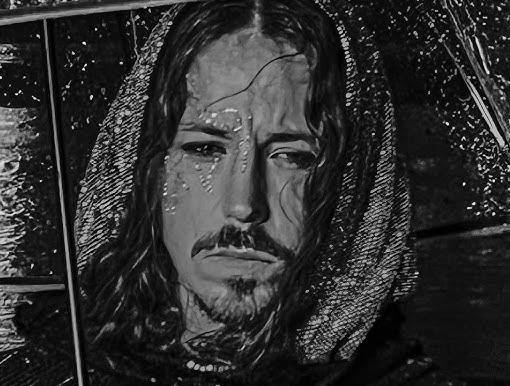 Michał Szpak, polski wokalista, w zbliżeniu, z długimi włosami i makijażem scenicznym, podkreślający jego wyraziste rysy i artystyczny wizerunek.
