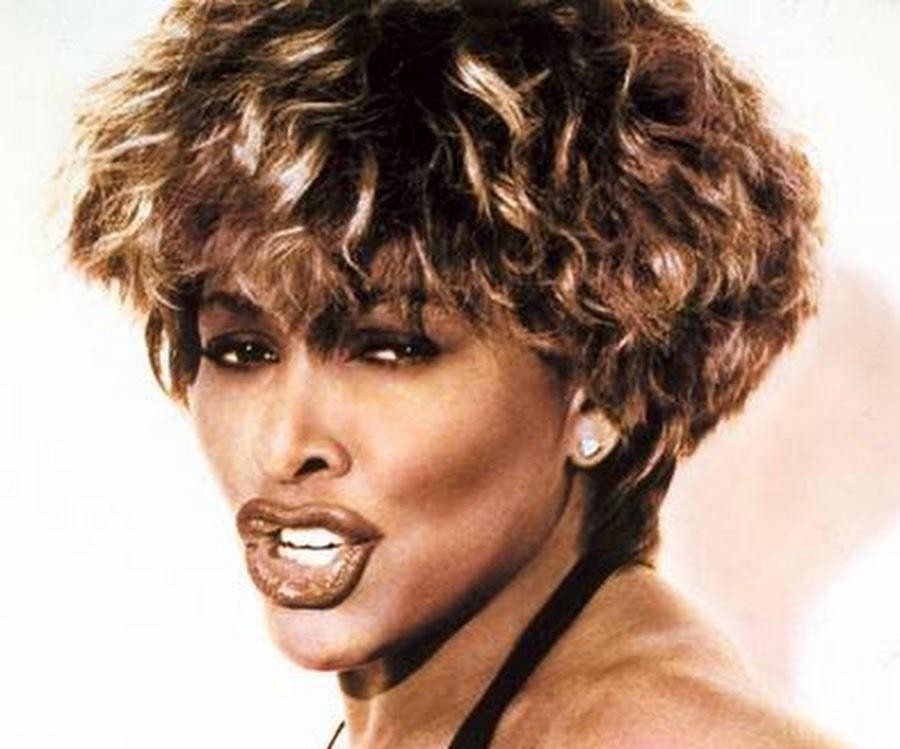 Tina Turner podczas historycznego koncertu w Maracanã, otoczona ogromnym tłumem, emanująca energią na scenie.