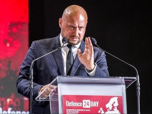 Jacek Zdzisław Siewiera podczas wykładu, obrazujący jego rolę jako wykładowcy na uczelniach medycznych i wojskowych.
