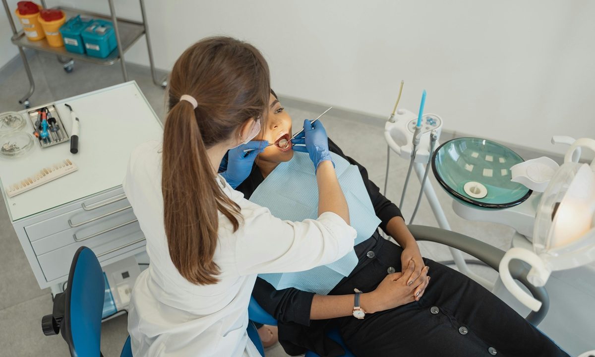 Aparaty na zęby Gdańsk – kiedy warto rozpocząć leczenie ortodontyczne