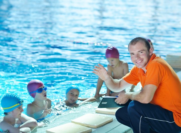 Nauka pływania indywidualna czy grupowa - co wybrać?